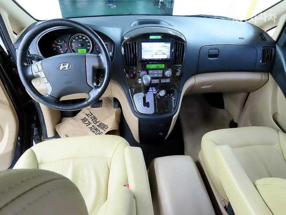 Hyundai Grand Starex11-seater Limousine 4WD Standard - 7