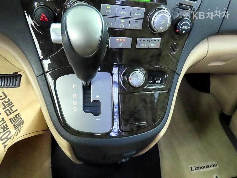 Hyundai Grand Starex11-seater Limousine 4WD Standard - 10