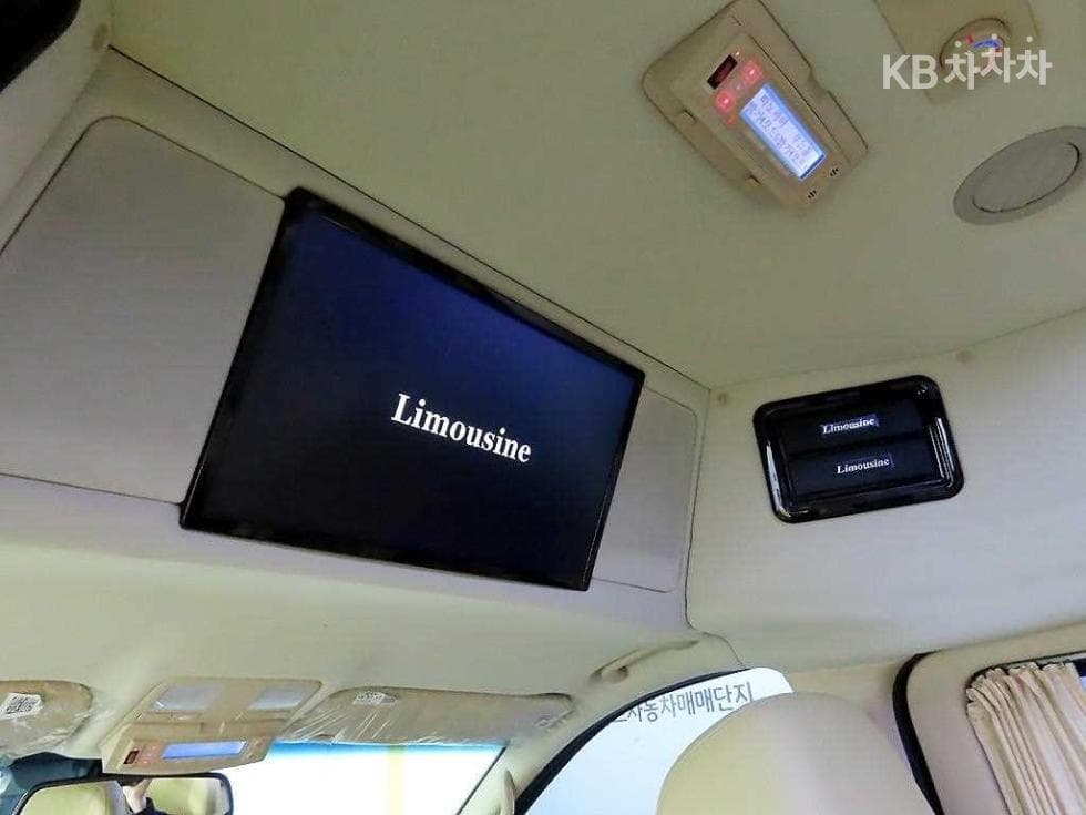 Hyundai Grand Starex11-seater Limousine 4WD Standard - 13