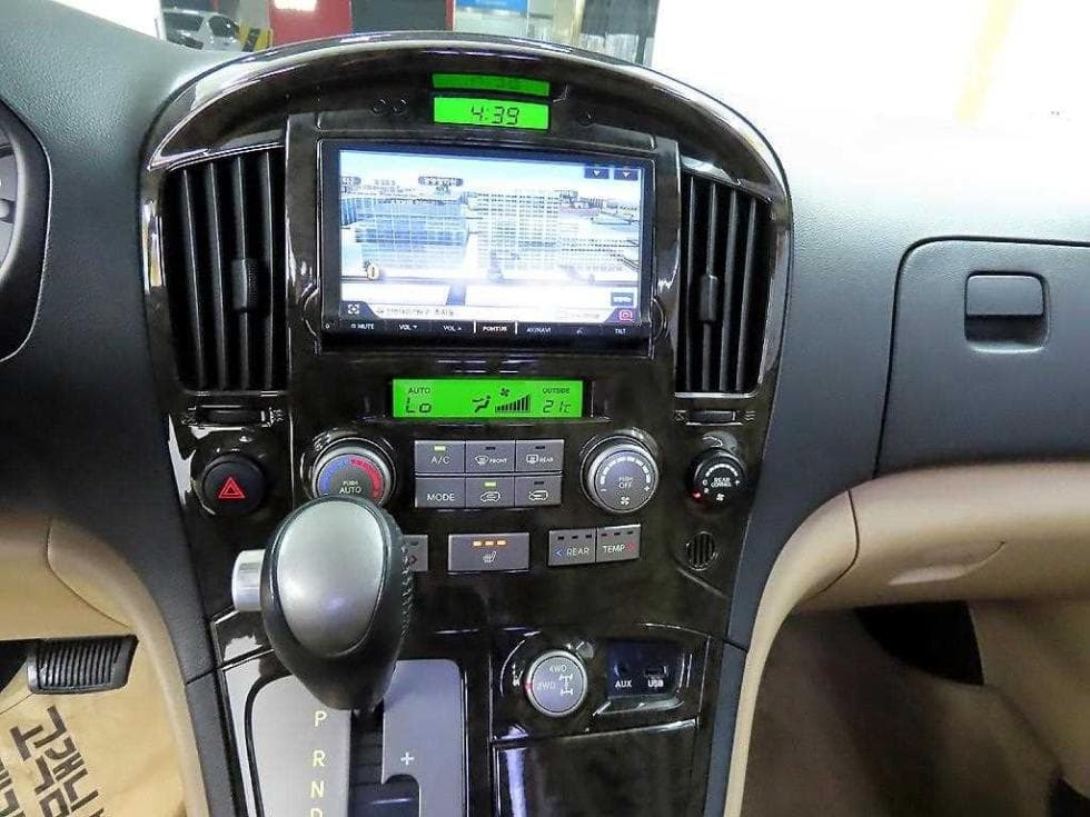 Hyundai Grand Starex11-seater Limousine 4WD Standard - 14