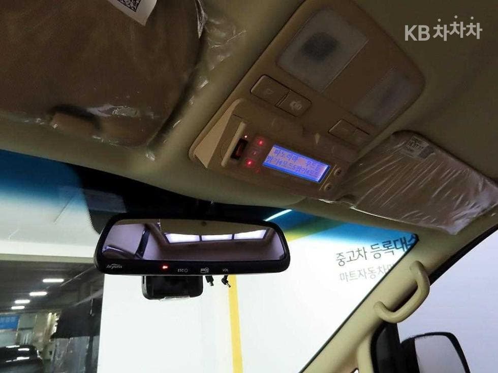 Hyundai Grand Starex11-seater Limousine 4WD Standard - 17