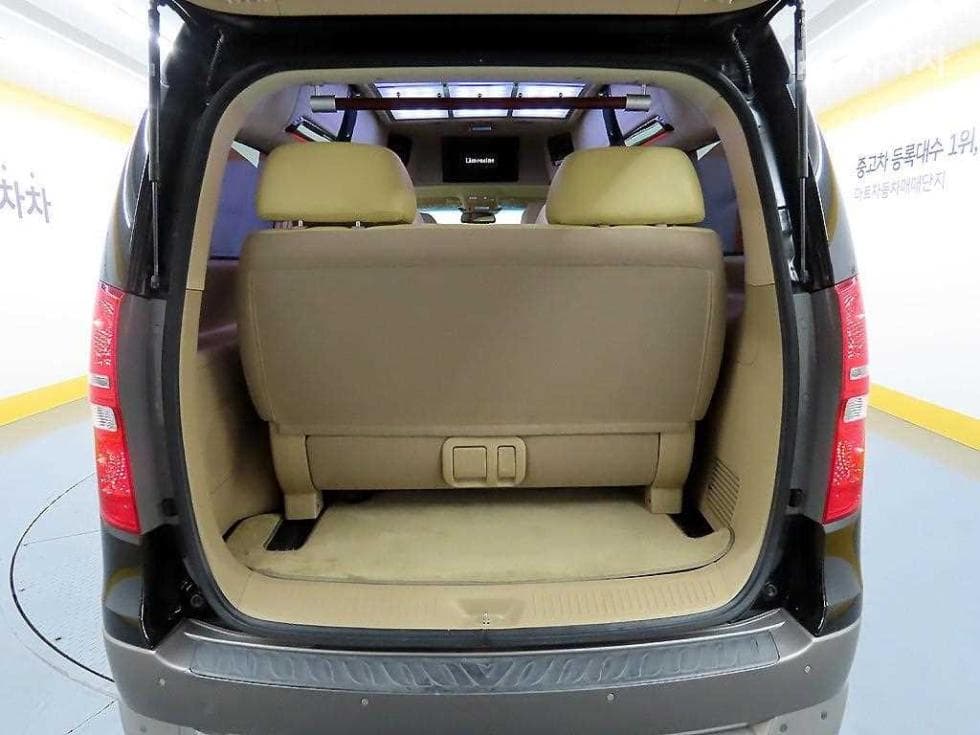 Hyundai Grand Starex11-seater Limousine 4WD Standard - 18