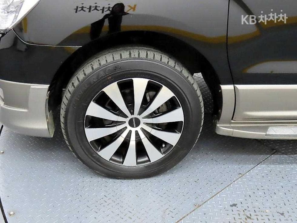 Hyundai Grand Starex11-seater Limousine 4WD Standard - 20