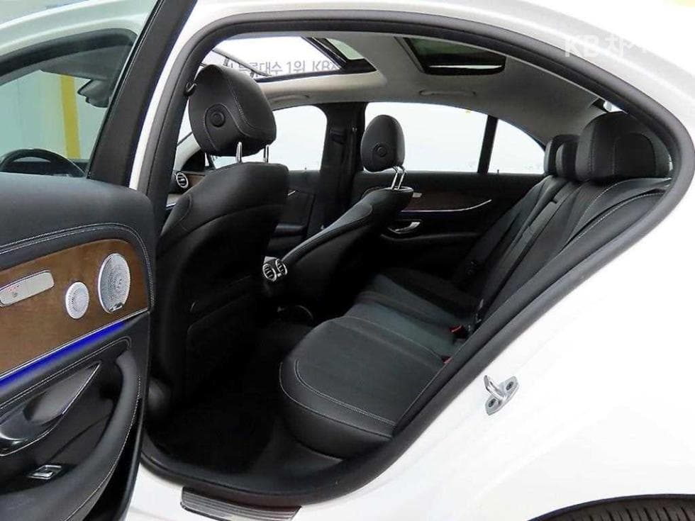 Mercedes-Benz E-Class (W213)E300 4Matic Exclusive - 6