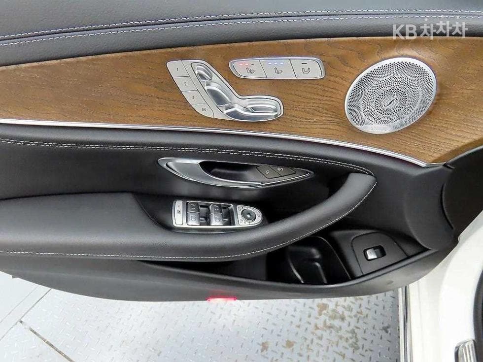 Mercedes-Benz E-Class (W213)E300 4Matic Exclusive - 11