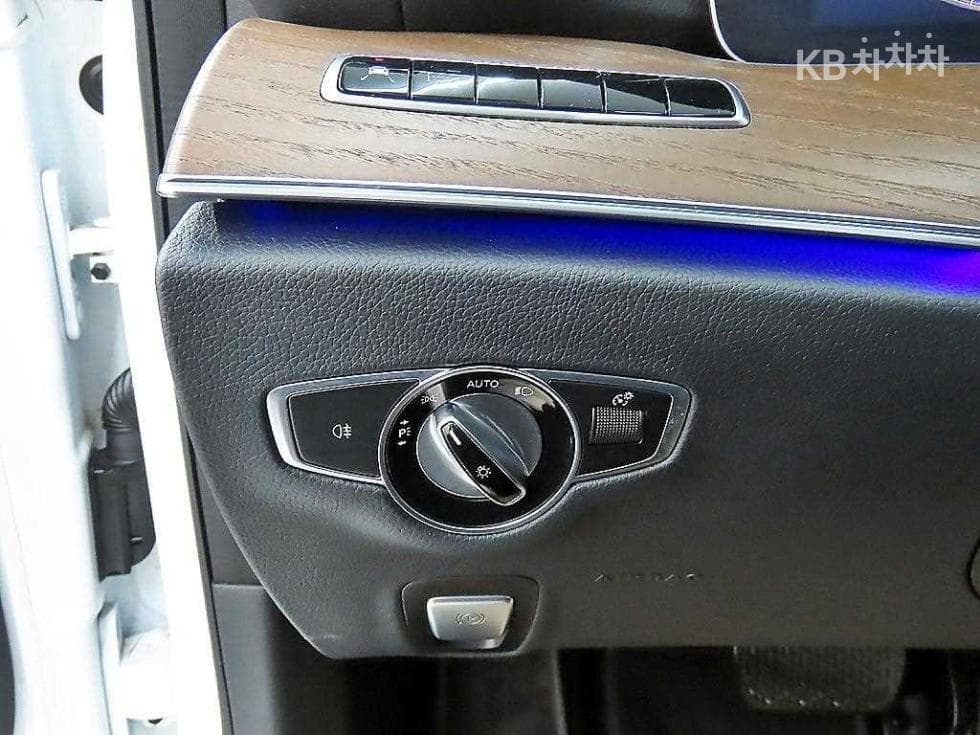 Mercedes-Benz E-Class (W213)E300 4Matic Exclusive - 13