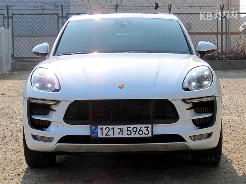 Porsche 마칸 3.0 GTS - Image 1