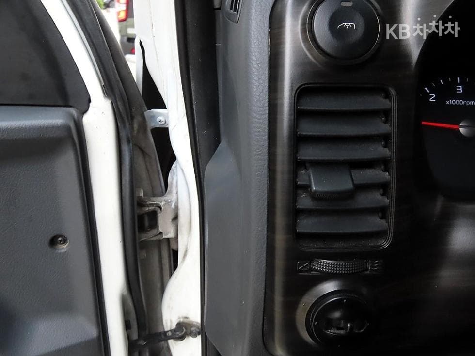 Kia Bongo 3 (light truck)1 Ton King Cab Extra Long CRDi Luxury - 12
