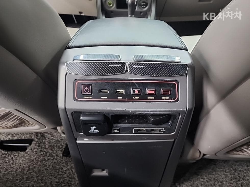 KG Mobility 코란도 투리스모9-seater 4WD 샤토 하이 Limousine - 13