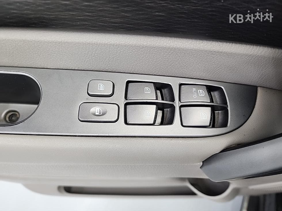 KG Mobility 코란도 투리스모9-seater 4WD 샤토 하이 Limousine - 17