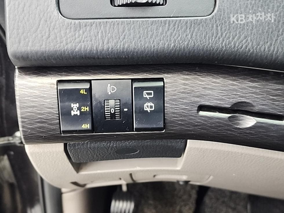 KG Mobility 코란도 투리스모9-seater 4WD 샤토 하이 Limousine - 18