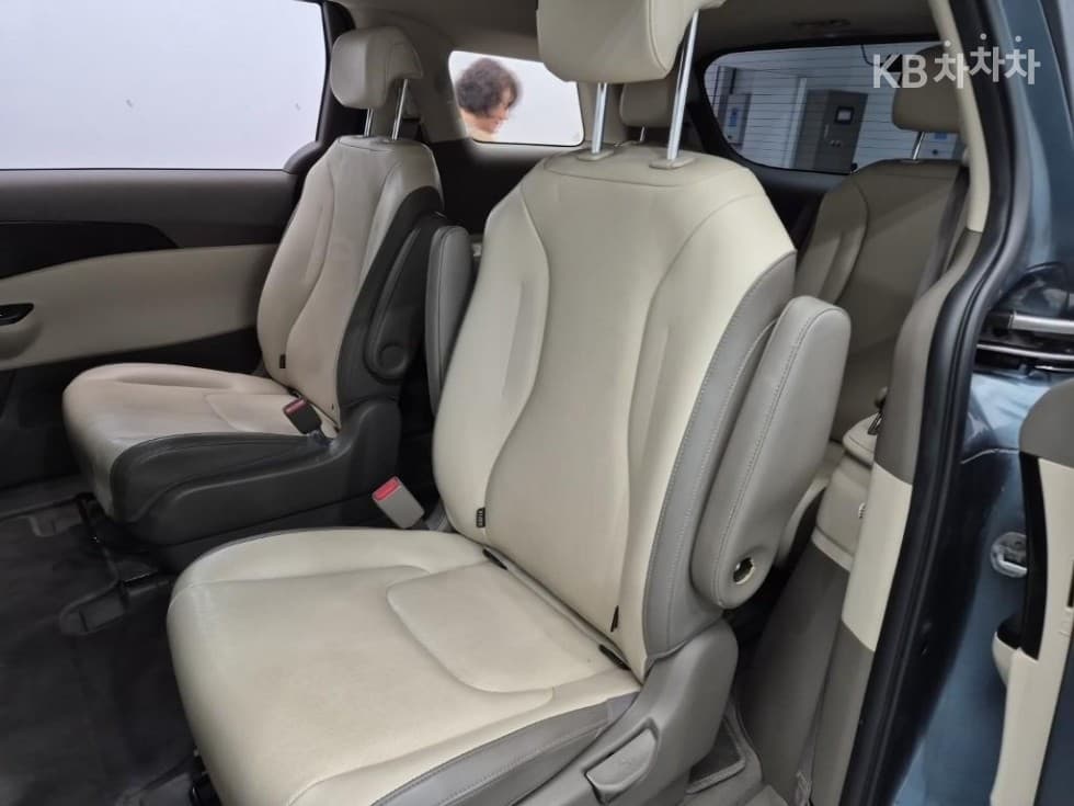 Kia Carnival 4th generationD2.2 9-seater Prestige - 15