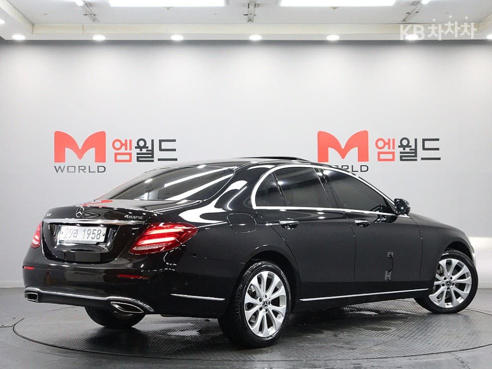 Mercedes-Benz E-Клас (W213)E300 4Matic Exclusive - 3