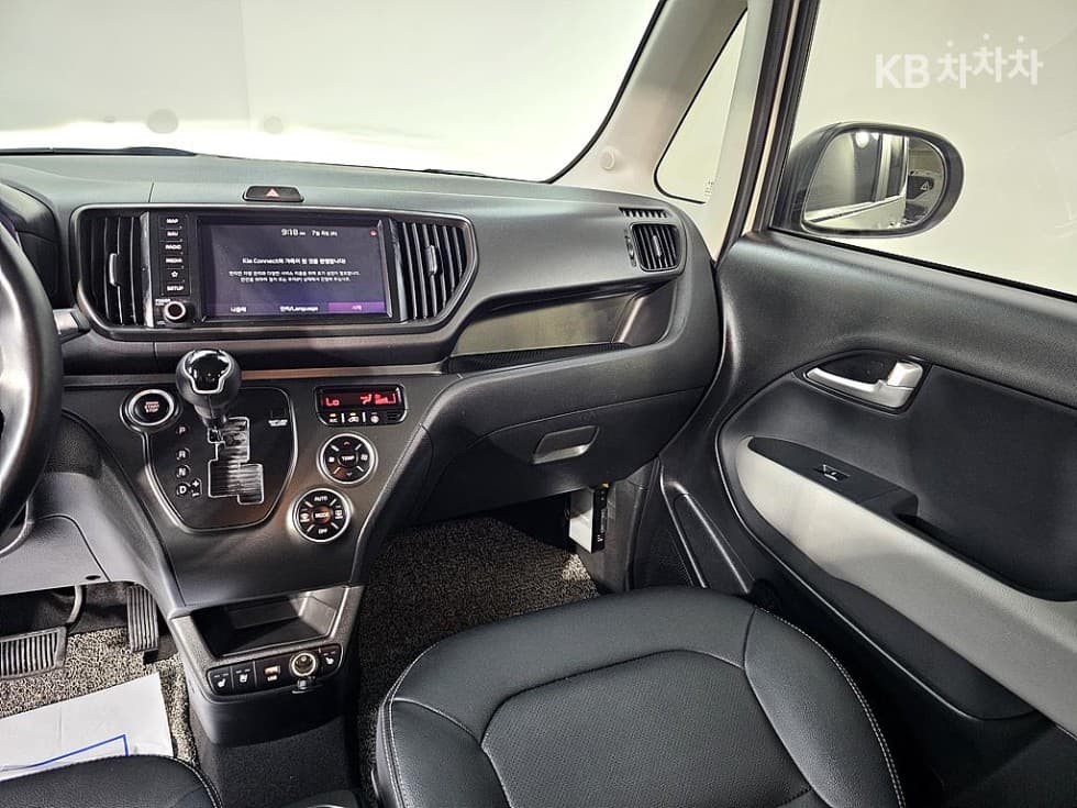 Kia The New (facelift) Kia Ray (van)1.0 Gasoline Signature - 11