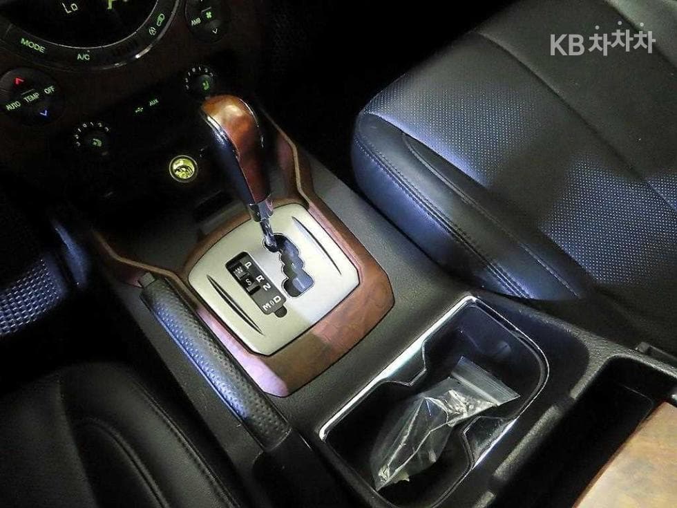 КейДжи Мобилити RextonW7-местен (Лимузин) 4x4 RX7 Лукс - 12