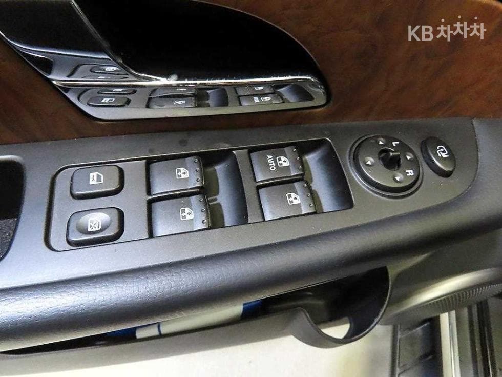 КейДжи Мобилити RextonW7-местен (Лимузин) 4x4 RX7 Лукс - 13