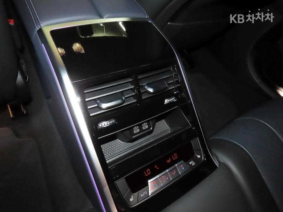 BMW 8시리즈 (G15)M850i xDrive Gran Coupe Стандартен - 15