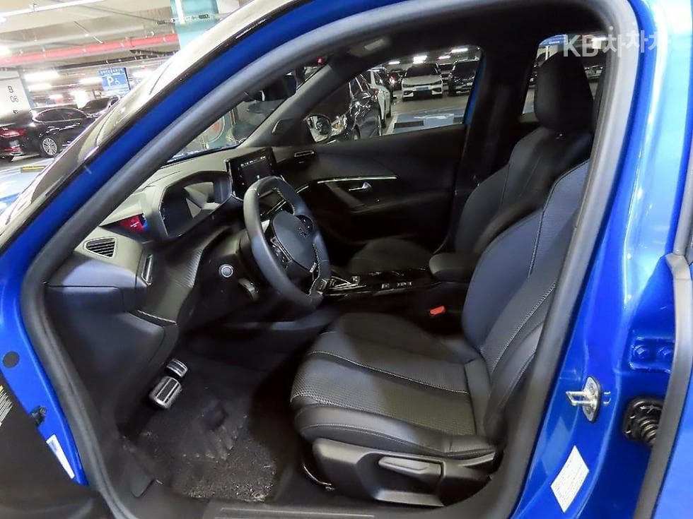 Peugeot e-2008Allure - 6