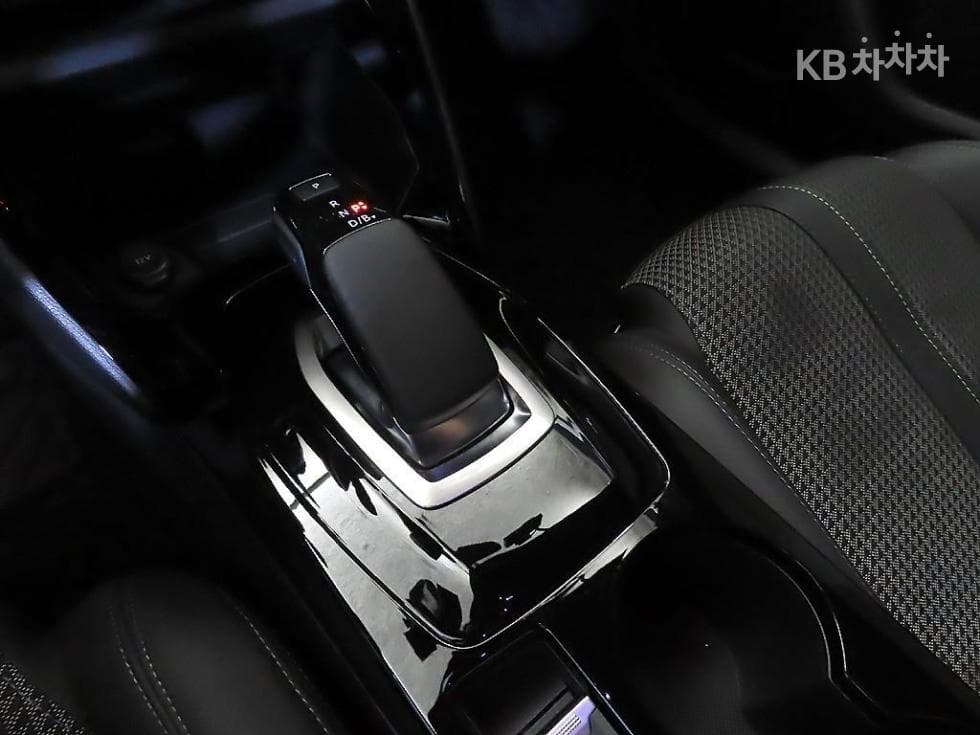 Peugeot e-2008Allure - 12