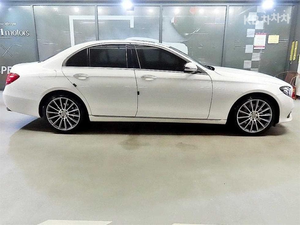 Mercedes-Benz E-Class (W213)E300 Avantgarde - 3