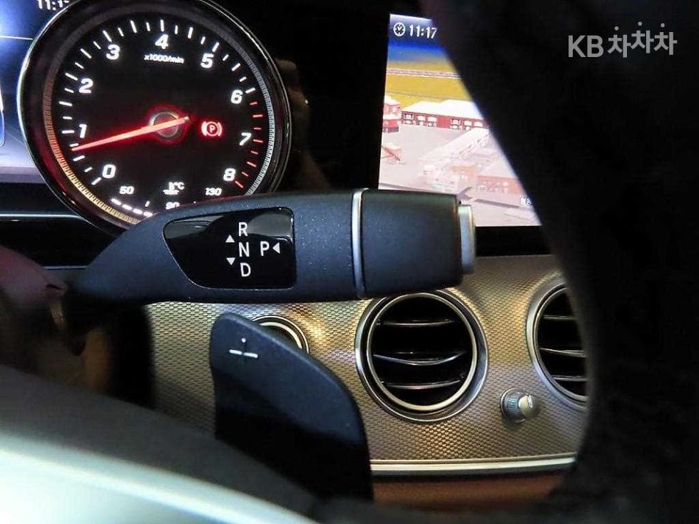 Mercedes-Benz E-Class (W213)E300 Avantgarde - 12