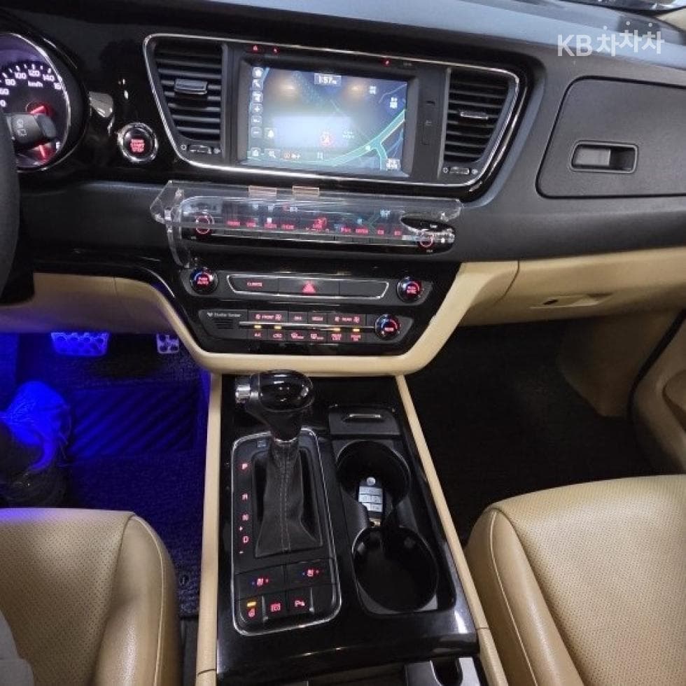 Kia All New Carnival9-seater 2.2 Diesel Prestige - 10