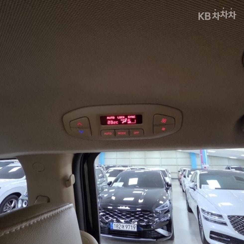 Kia All New Carnival9-seater 2.2 Diesel Prestige - 17