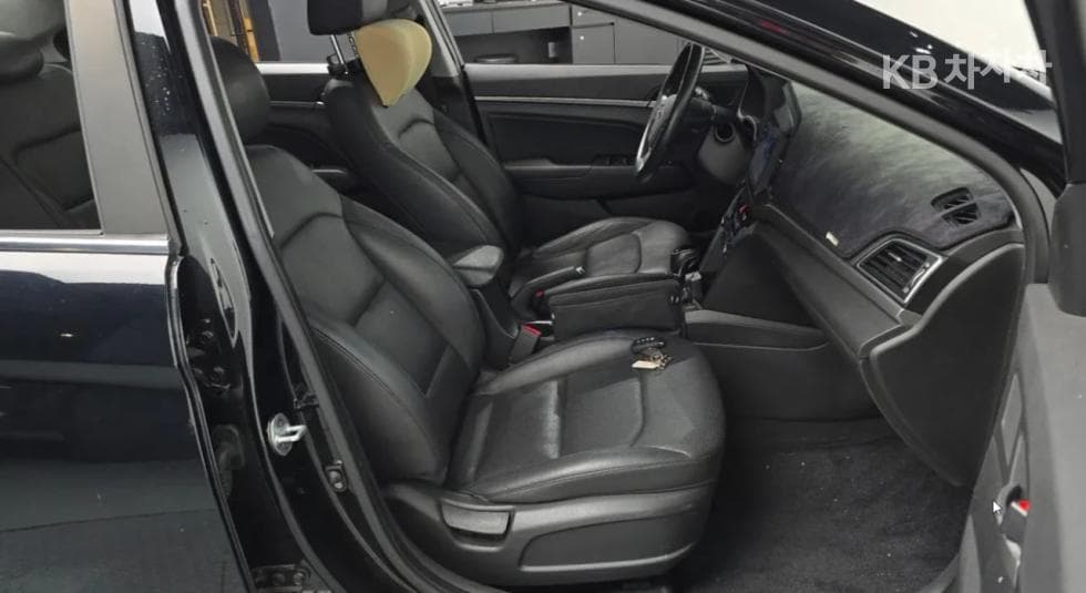 Hyundai Avante (Elantra)AD1.6 GDi Modern Special (special feature/edition) - 11