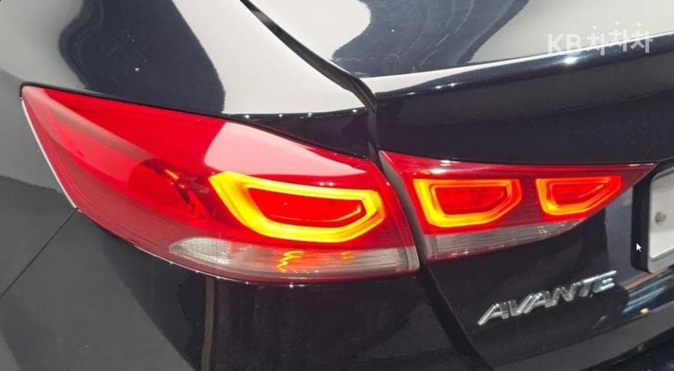 Hyundai Avante (Elantra)AD1.6 GDi Modern Special (special feature/edition) - 12