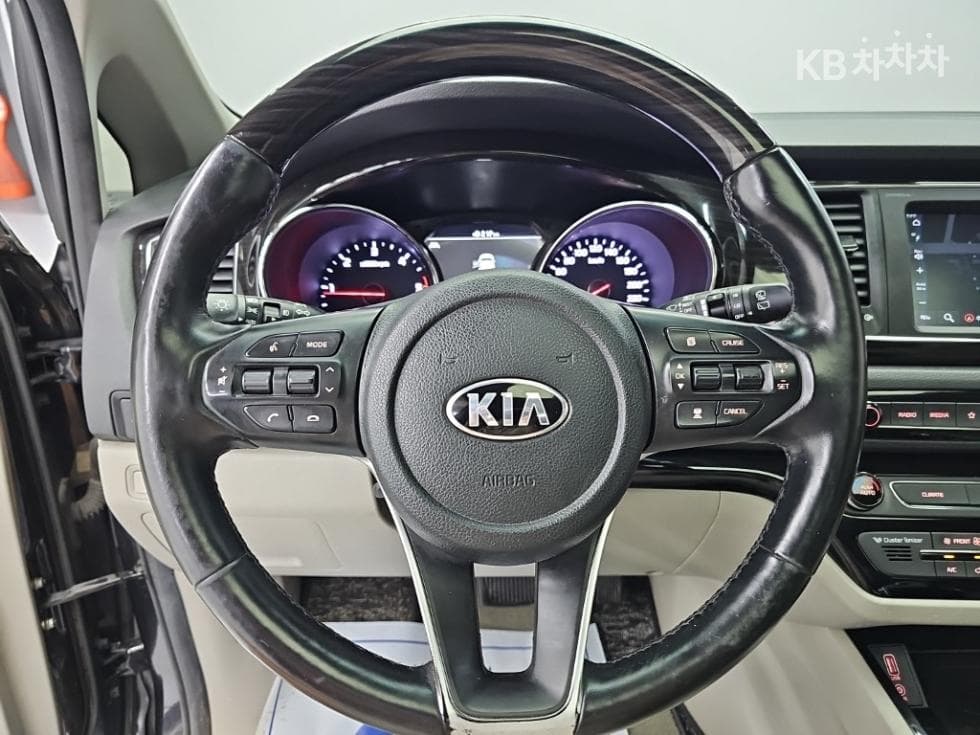 Kia The New (facelift) Carnival9-seater 2.2 Diesel Noblesse Special (special feature/edition) - 9
