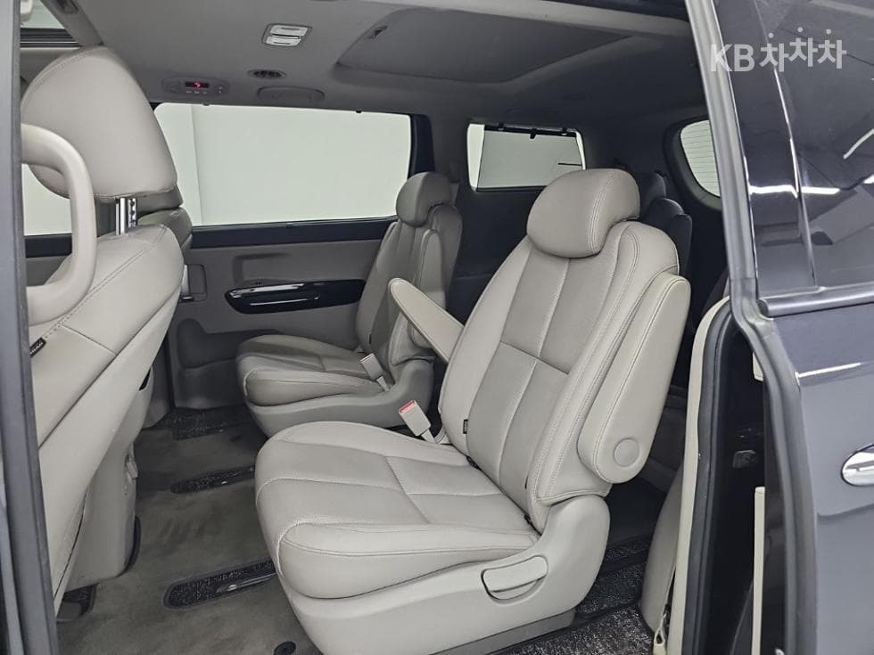 Kia The New (facelift) Carnival9-seater 2.2 Diesel Noblesse Special (special feature/edition) - 12