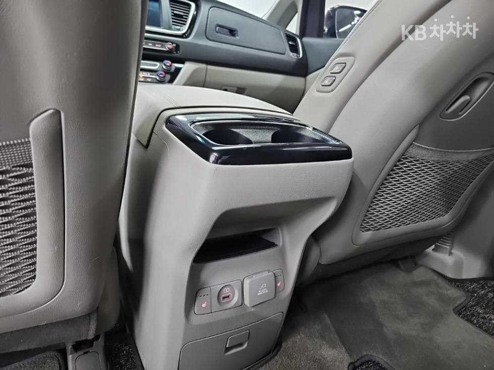 Kia The New (facelift) Carnival9-seater 2.2 Diesel Noblesse Special (special feature/edition) - 13