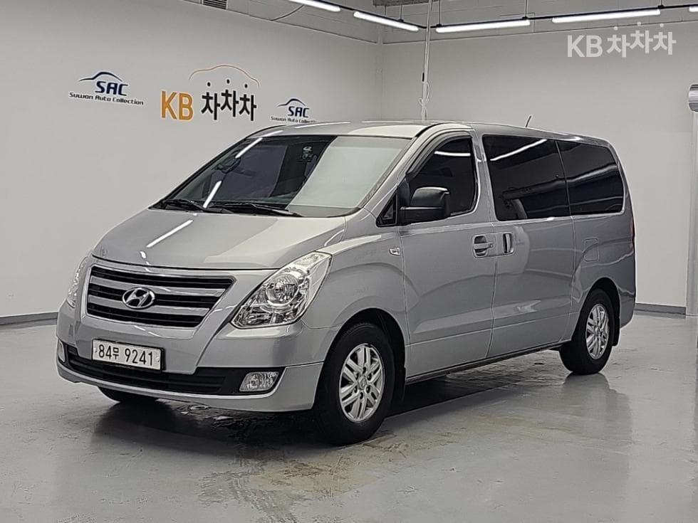 Hyundai Grand Starex 5-seater Van CVX Smart - Image 1