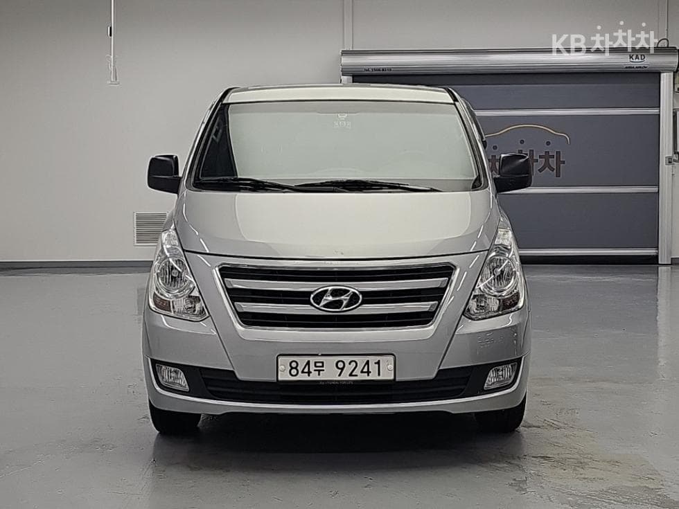 Hyundai Grand Starex5-seater Van CVX Smart - 2
