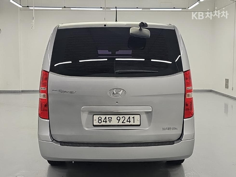 Hyundai Grand Starex5-seater Van CVX Smart - 3