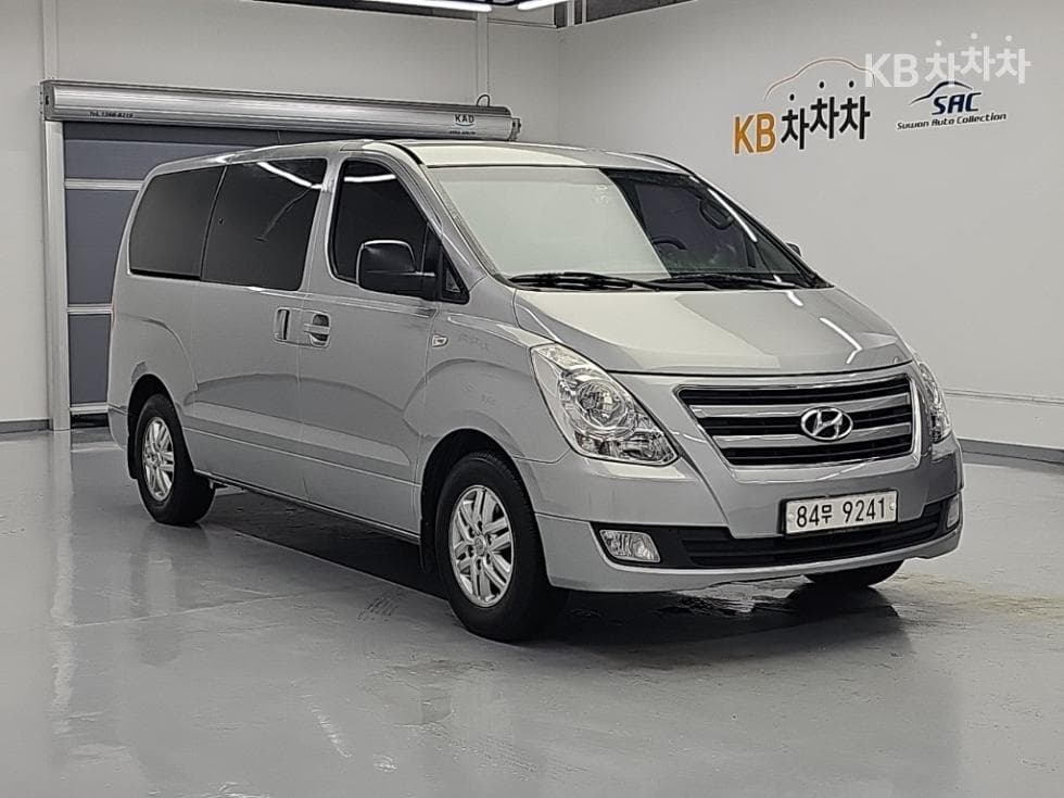 Hyundai Grand Starex5-seater Van CVX Smart - 4
