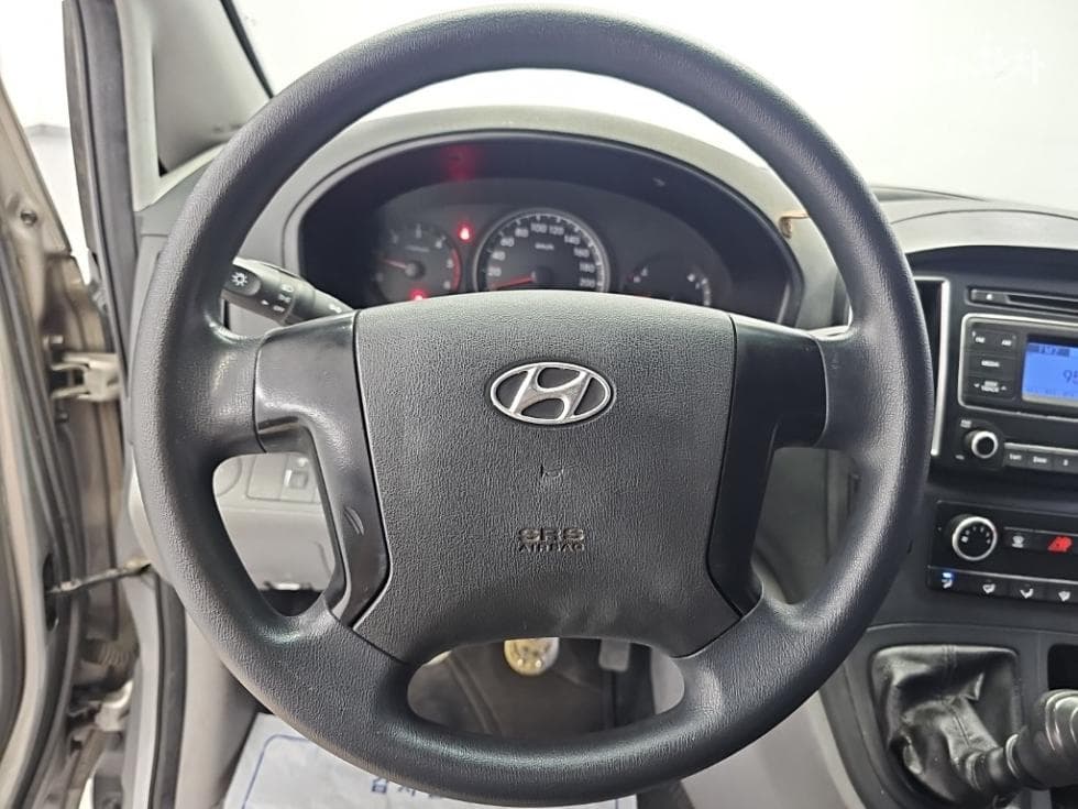 Hyundai Grand Starex5-seater Van CVX Smart - 9