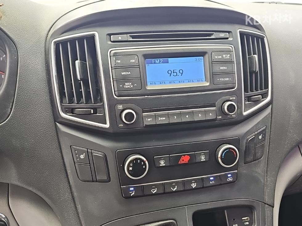 Hyundai Grand Starex5-seater Van CVX Smart - 10