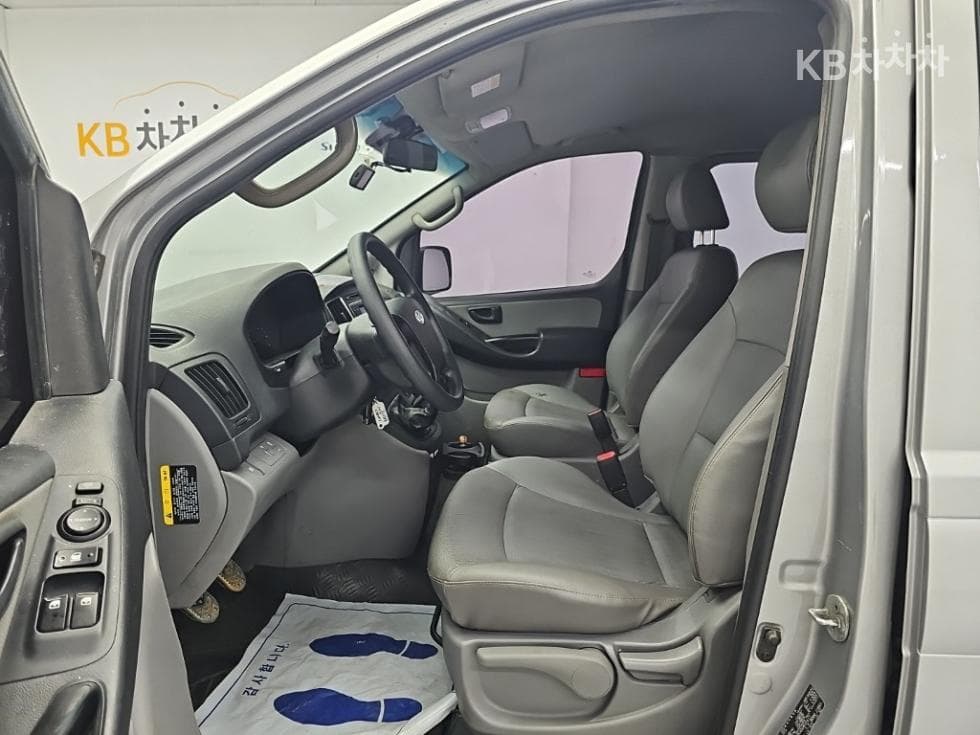 Hyundai Grand Starex5-seater Van CVX Smart - 11