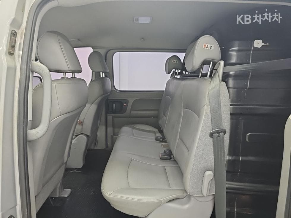 Hyundai Grand Starex5-seater Van CVX Smart - 12