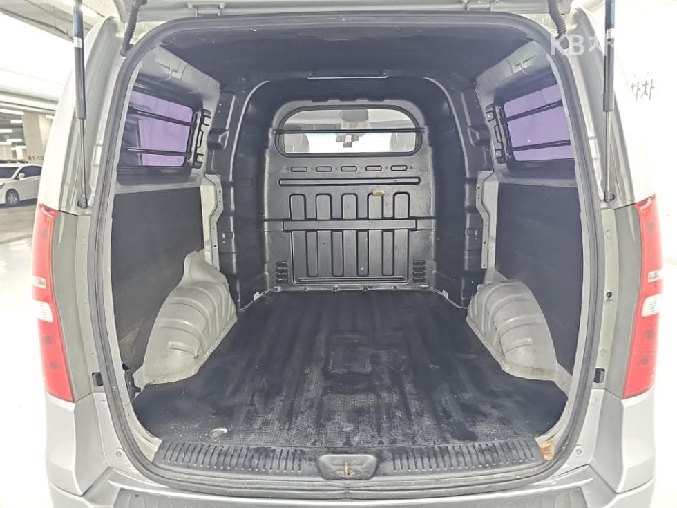 Hyundai Grand Starex5-seater Van CVX Smart - 16