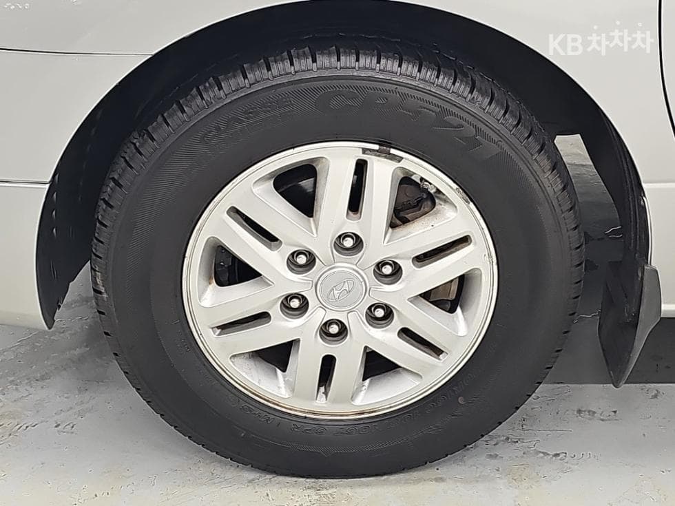 Hyundai Grand Starex5-seater Van CVX Smart - 17