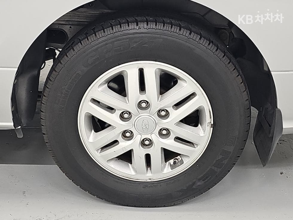 Hyundai Grand Starex5-seater Van CVX Smart - 18