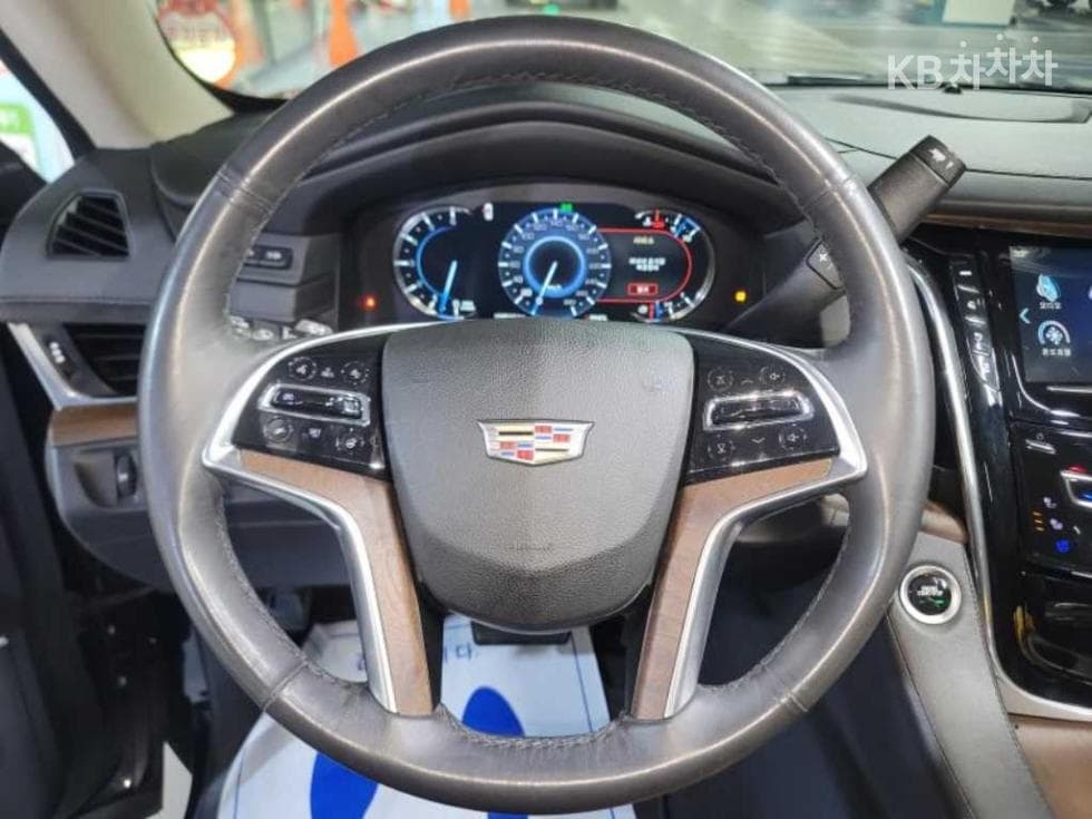 캐딜락 ESCALADE(4-то поколение)6.2 V8 - 8