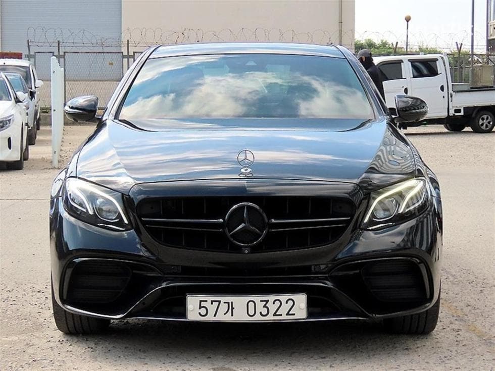 Mercedes-Benz E-Class (W213) E300 4Matic Exclusive - Image 1