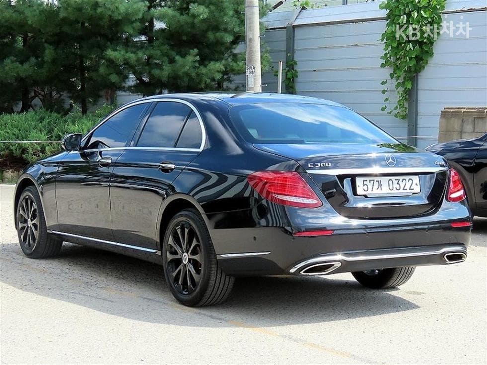 Mercedes-Benz E-Class (W213)E300 4Matic Exclusive - 3