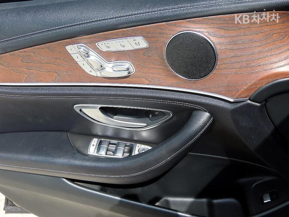 Mercedes-Benz E-Class (W213)E300 4Matic Exclusive - 11