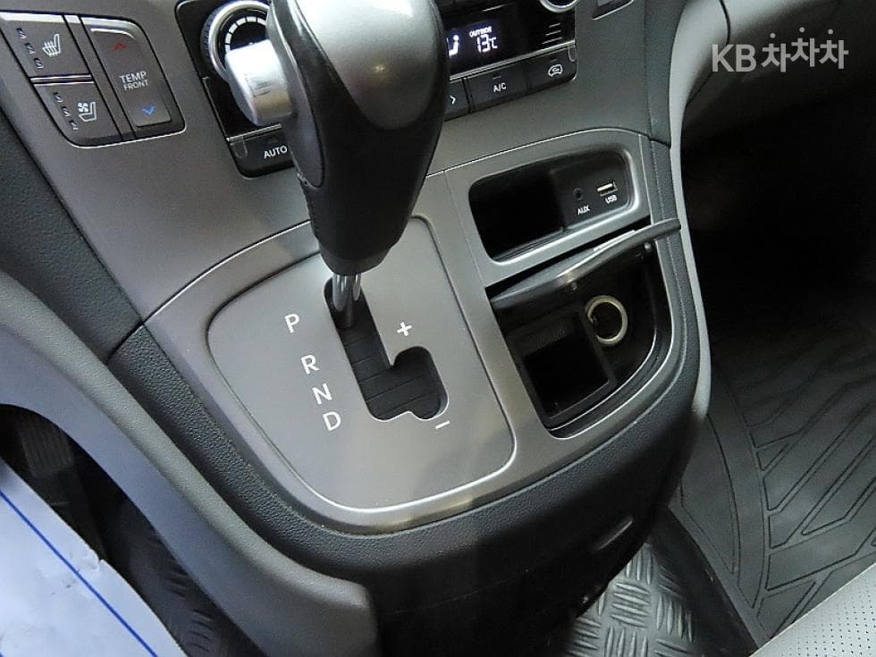 Hyundai Grand Starex12-seater Wagon CVX Modern Special (special feature/edition) - 9