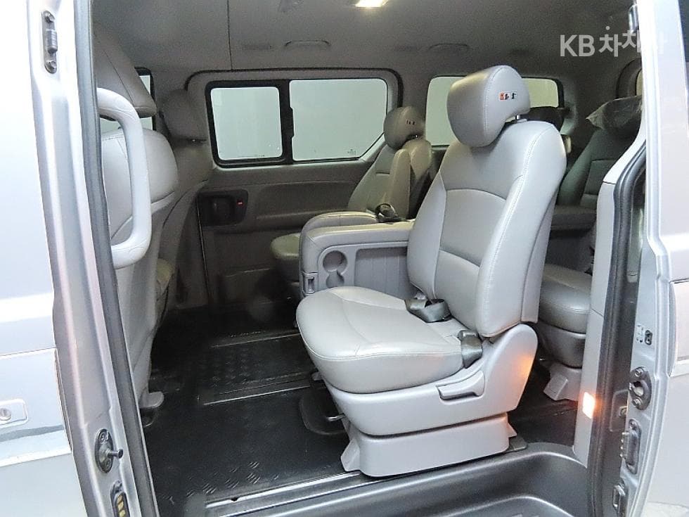 Hyundai Grand Starex12-seater Wagon CVX Modern Special (special feature/edition) - 11