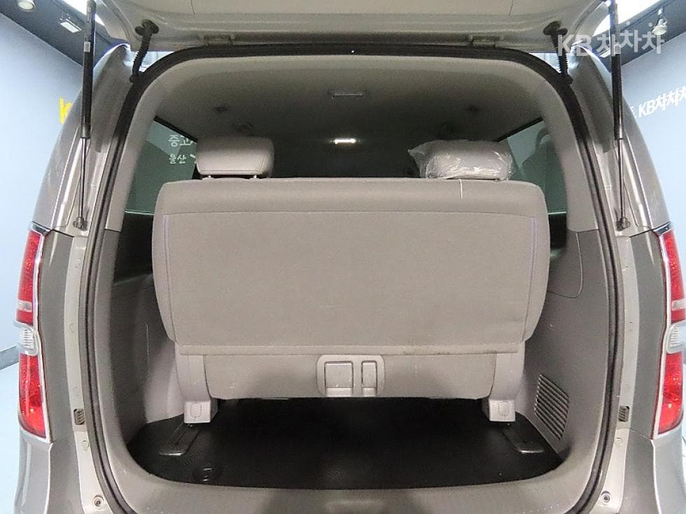 Hyundai Grand Starex12-seater Wagon CVX Modern Special (special feature/edition) - 19